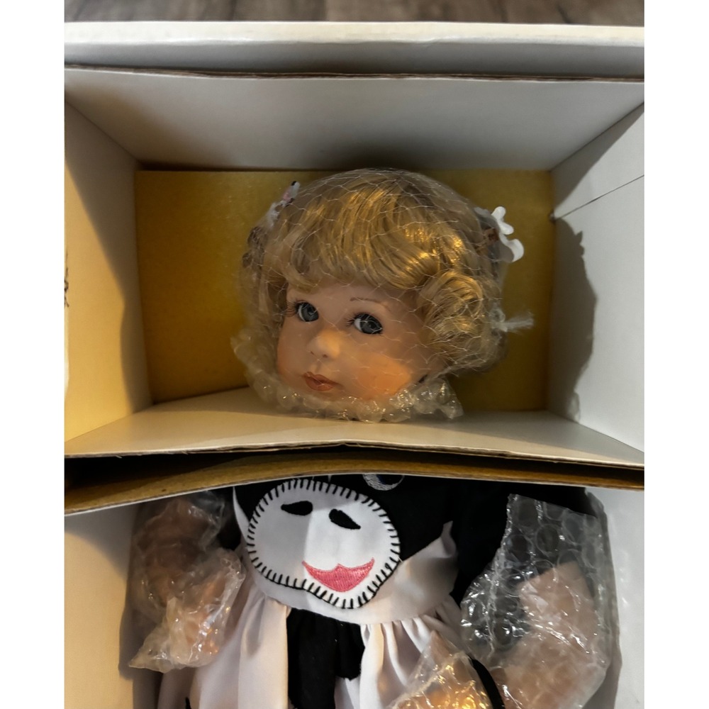 Hamilton Collection Becky Doll Bets van Boxel Sculpted 1993 Porcelain Cow Outfit - Picture 4 of 8